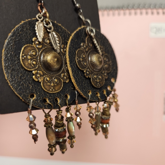 Gypsy style leather earrings - Picture 3 of 3